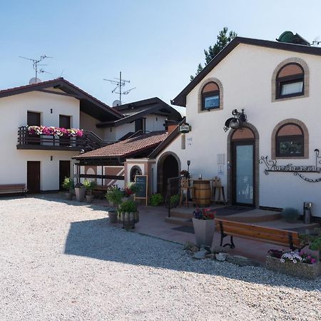 Restaurace A Penzion U Doubku Břeclav Exterior foto