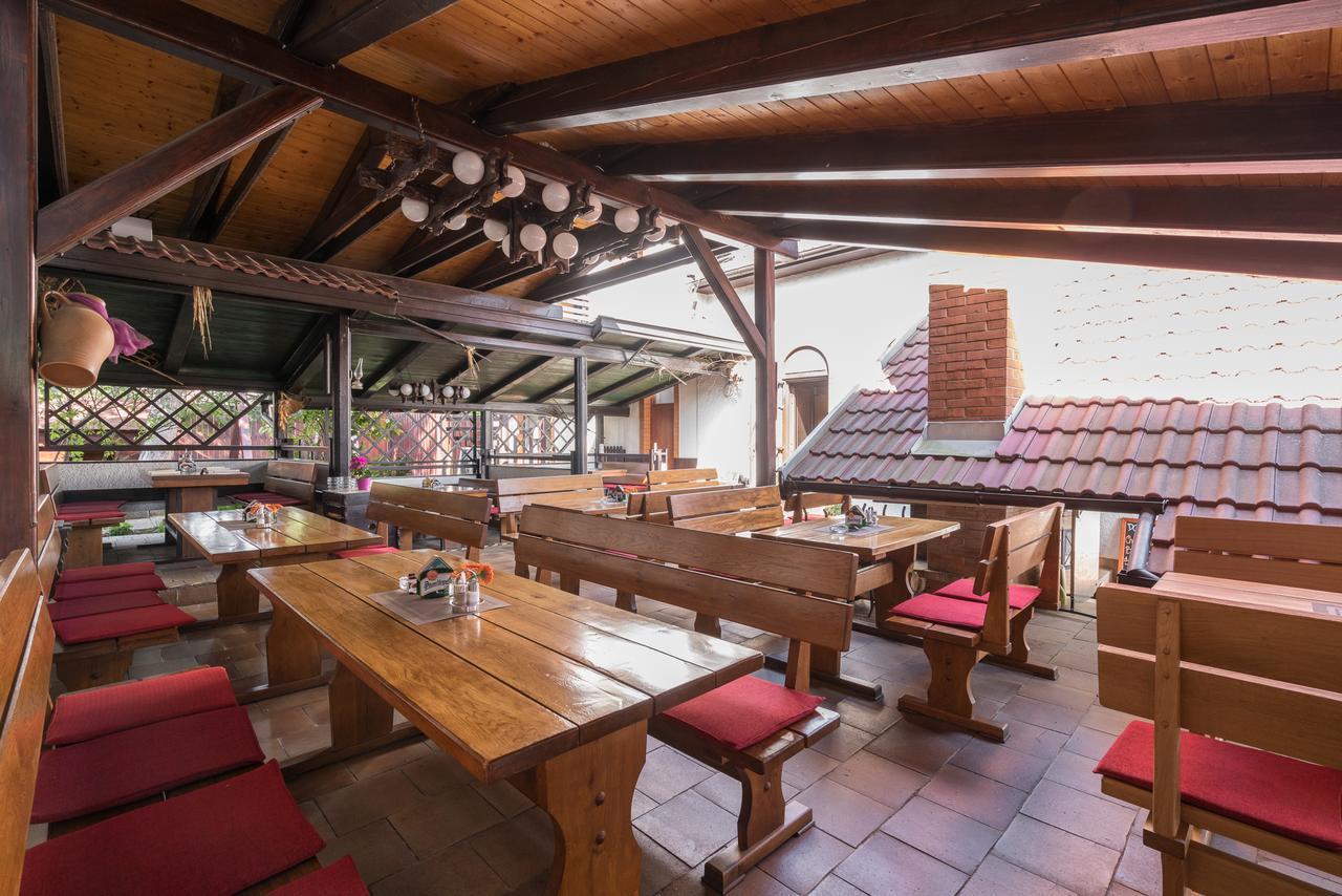 Restaurace A Penzion U Doubku Břeclav Exterior foto
