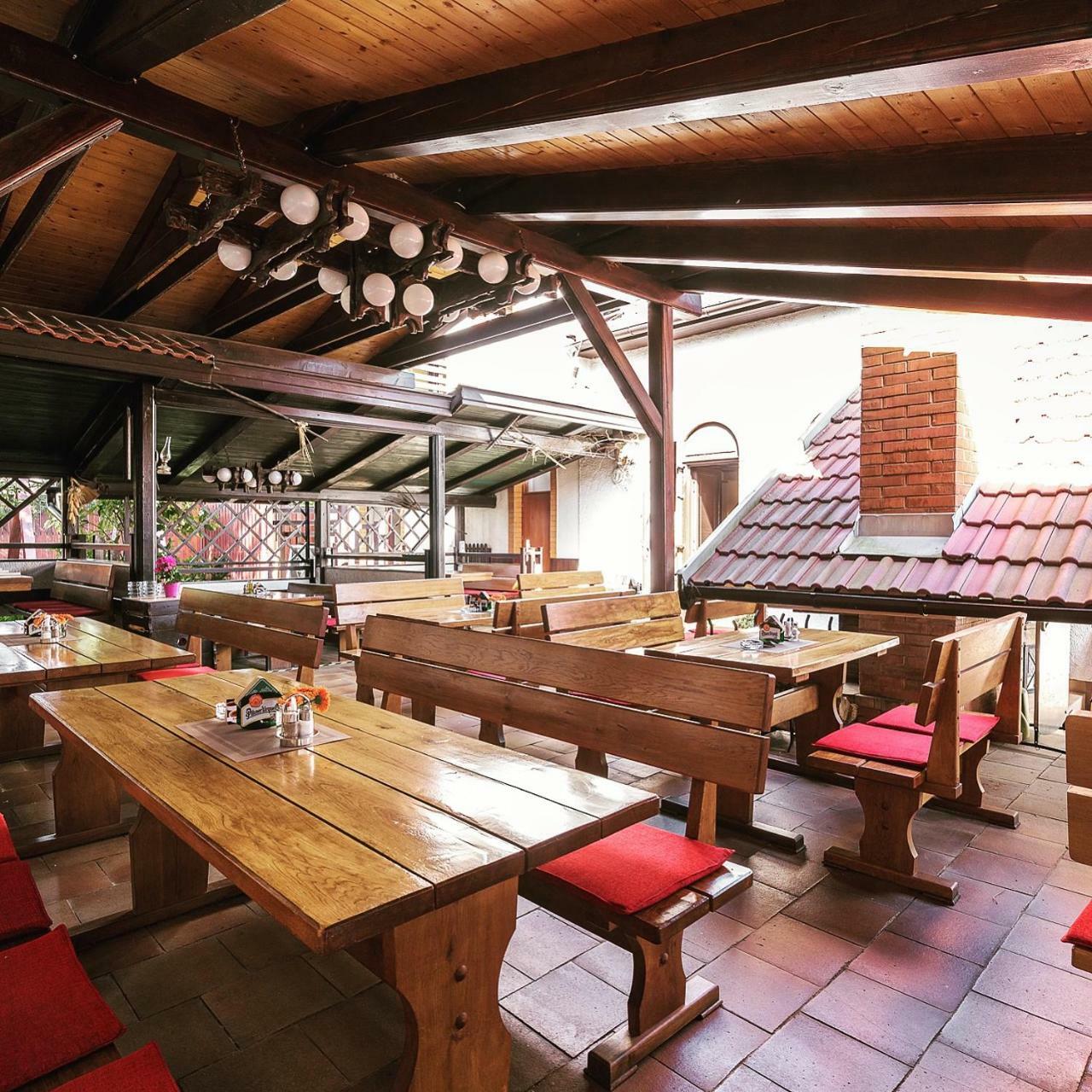 Restaurace A Penzion U Doubku Břeclav Exterior foto