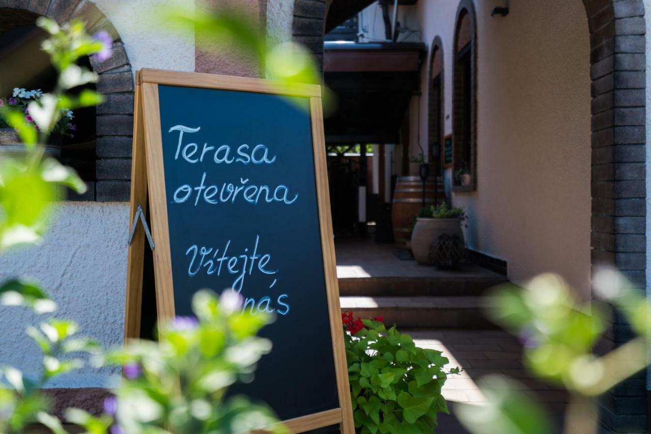 Restaurace A Penzion U Doubku Břeclav Exterior foto